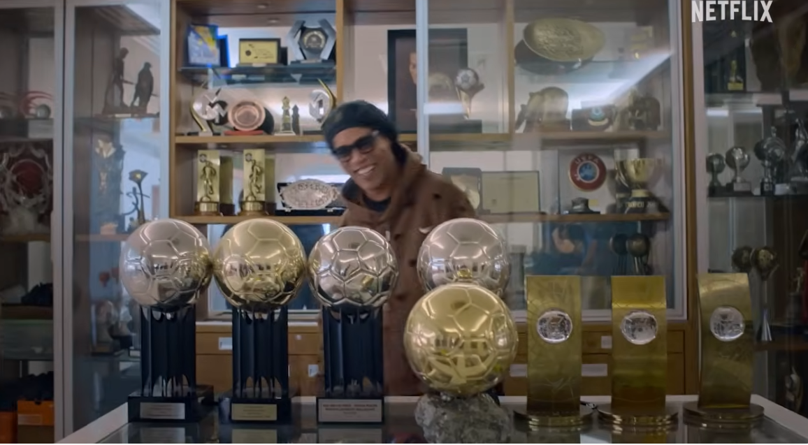 Ο Ροναλντίνιο μπροστά από τα τρόπαιά του