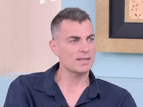 Στέλιος Χανταμπάκης για τη ζωή του στην Ισπανία: Με το που κλείνουν τα σχολεία έχουμε φύγει, δεν κάθομαι ούτε μισή ώρα παραπάνω