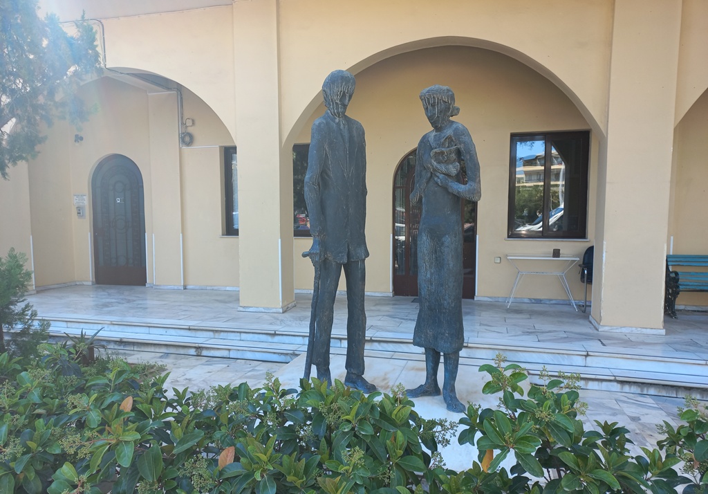 Το γλυπτό, που είναι δημιούργημα και δωρεά το 1986 του γλύπτη Κώστα Βαλσάμη, βρίσκεται στην είσοδο της δομής ηλικιωμένων «Σπιτικό της Αγάπης» στο Μοσχάτο.