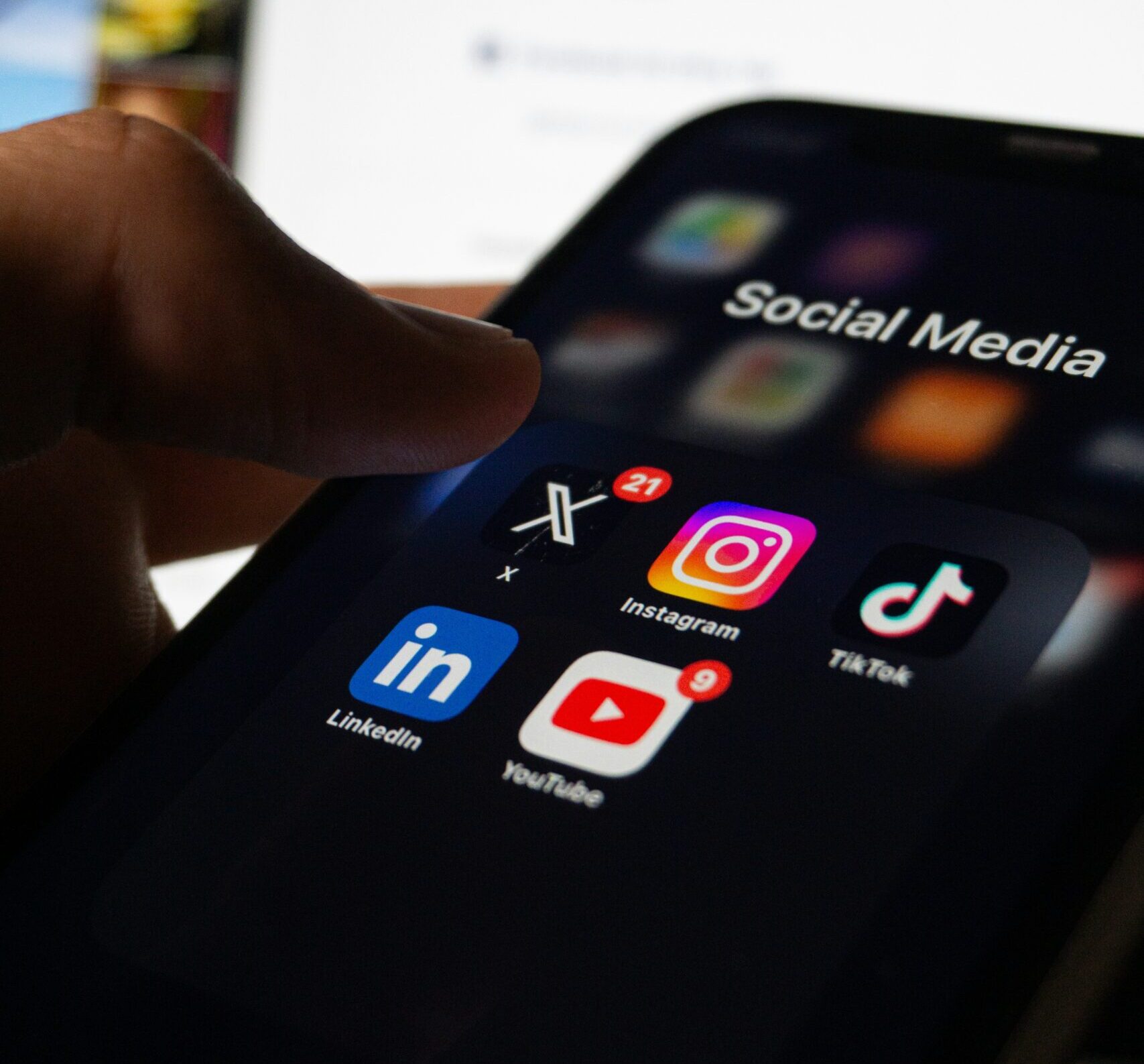 Κινητό τηλέφωνο με εφαρμογές social media