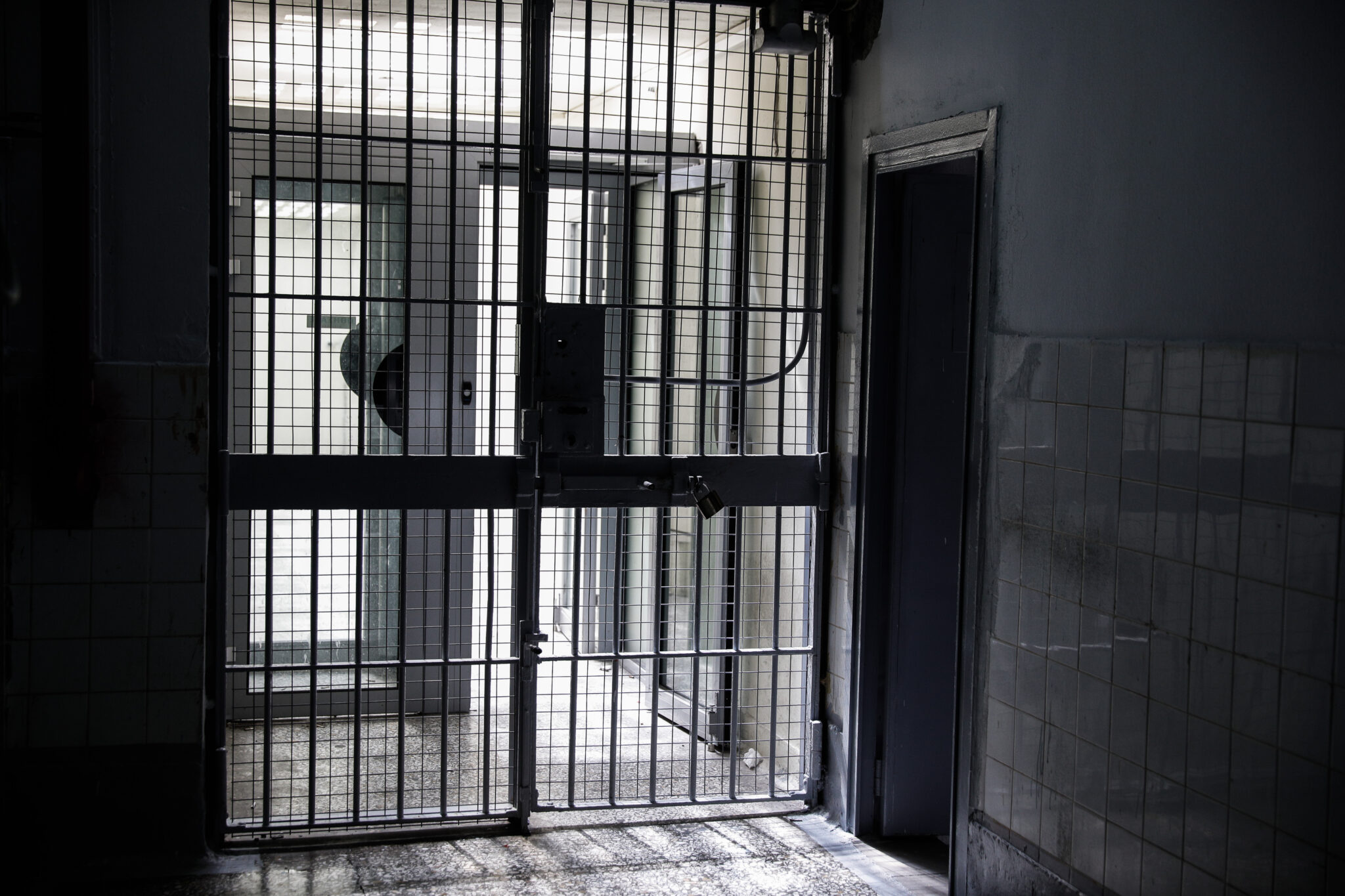 Λάρισα: 22 μήνες φυλάκιση στον 50χρονο που κρατούσε όμηρο την πρώην σύζυγό του (Βίντεο)