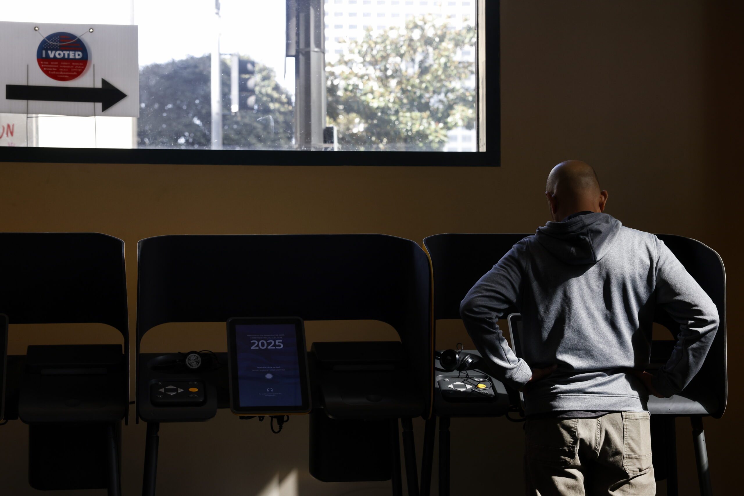 A person casts a vote at a polling station at the Millennium Biltmore Tower in Los Angeles, California, USA, 04 November 2025. California voters are deciding whether to approve Proposition 50, a measure which would replace the state’s current congressional map with one re-drawn by the Legislature for the 2026–2030 election cycles. This ballot measure was proposed as a response to the national battle over partisan gerrymandering which began in Texas, after pressure from US President Trump.