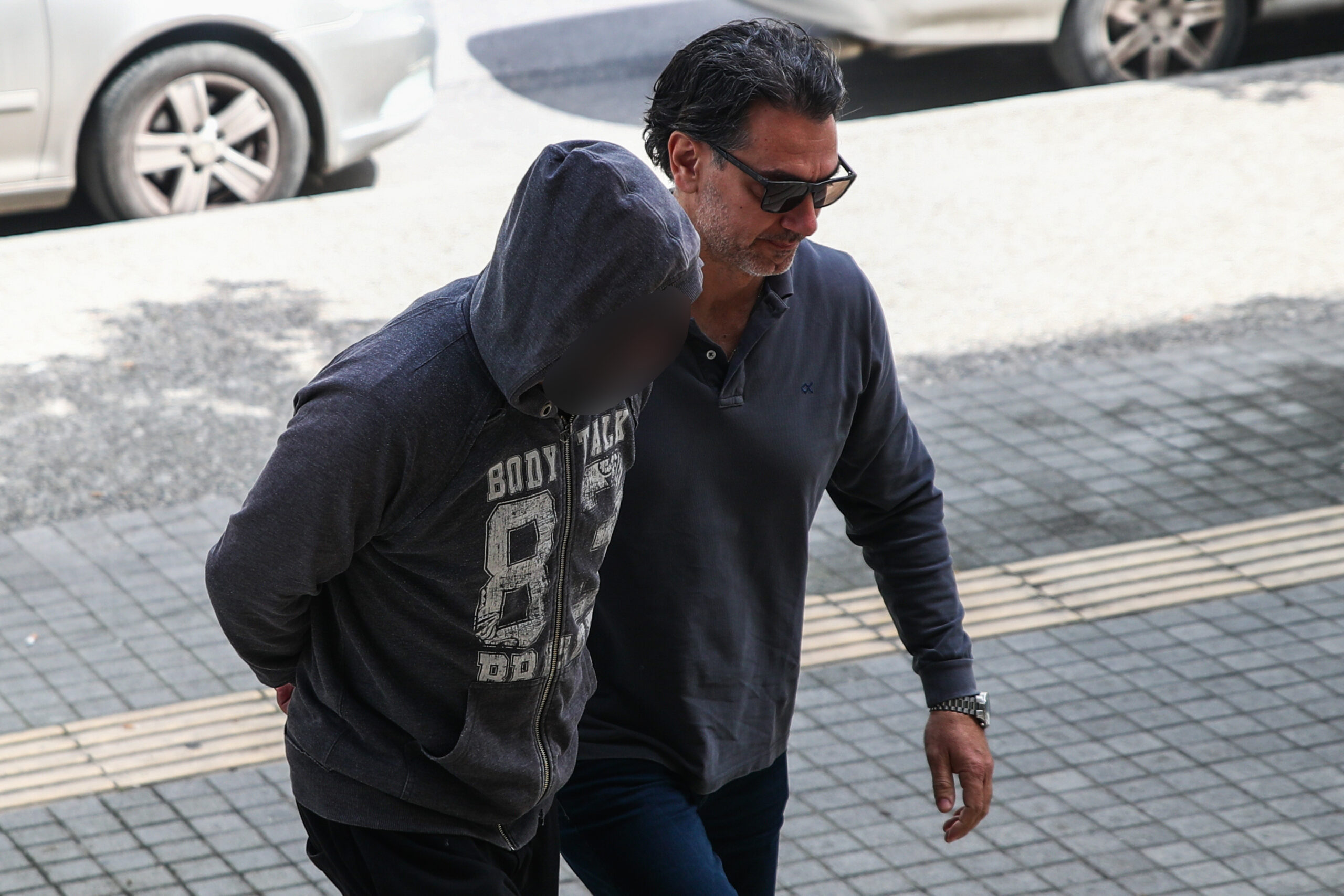 Στον Εισαγγελέα οδηγήθηκαν οι δύο συλληφθέντες, 43 και 44 ετών, που συνελήφθησαν για την δολοφονία 54χρονου στην περιοχή των Κυμίνων Θεσσαλονίκης, Δευτέρα 11 Μαΐου 2026. Οι συλληφθέντες φαίνεται πως έδεσαν το θύμα με τούβλα, το φόρτωσαν σε πορτ - μπαγκάζ αυτοκινήτου και πέταξαν το άψυχο σώμα στον ποταμό Λουδία.