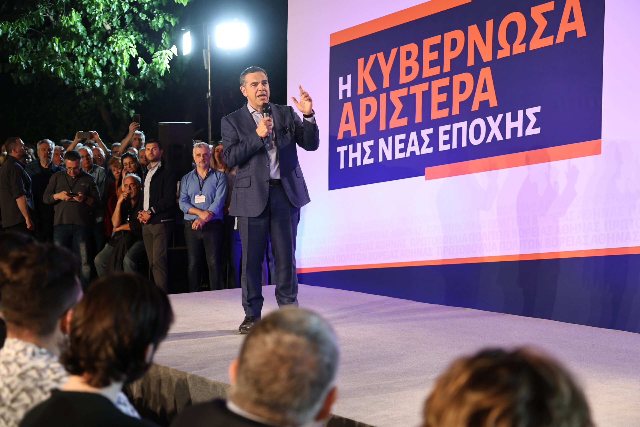 Εκδήλωση με θέμα "Η κυβερνώσα Αριστερά της Νέας Εποχής" που διοργάνωσε η Πρωτοβουλία Πολιτών Βόρειας Αθήνας, στο Θέατρο Ρεματιάς, Δευτέρα 11 Μαΐου 2026. Στην εκδήλωση συμμετείχαν οι Κωνσταντίνος Αλεξάκος, Αρχιτέκτονας-Πολιτικός αναλυτής, Σπύρος Δρίτσας, Χειρουργός, Φωτεινή Κουμαλάτσου, Ειδική Γραμματέας ΔΣ Ενωσης Αποφοίτων ΕΣΔΔΑ, Χάρης Μαυρουδής, Ηθοποιός- Δημοτικός Σύμβουλος Χαλανδρίου, Άννα Παπαδοπούλου, Δικηγόρος. Στην εκδήλωση παραβρέθηκε και ο πρώην Πρωθυπουργός και πρόεδρος του ΣΥΡΙΖΑ-ΠΣ Αλέξης Τσίπρας.