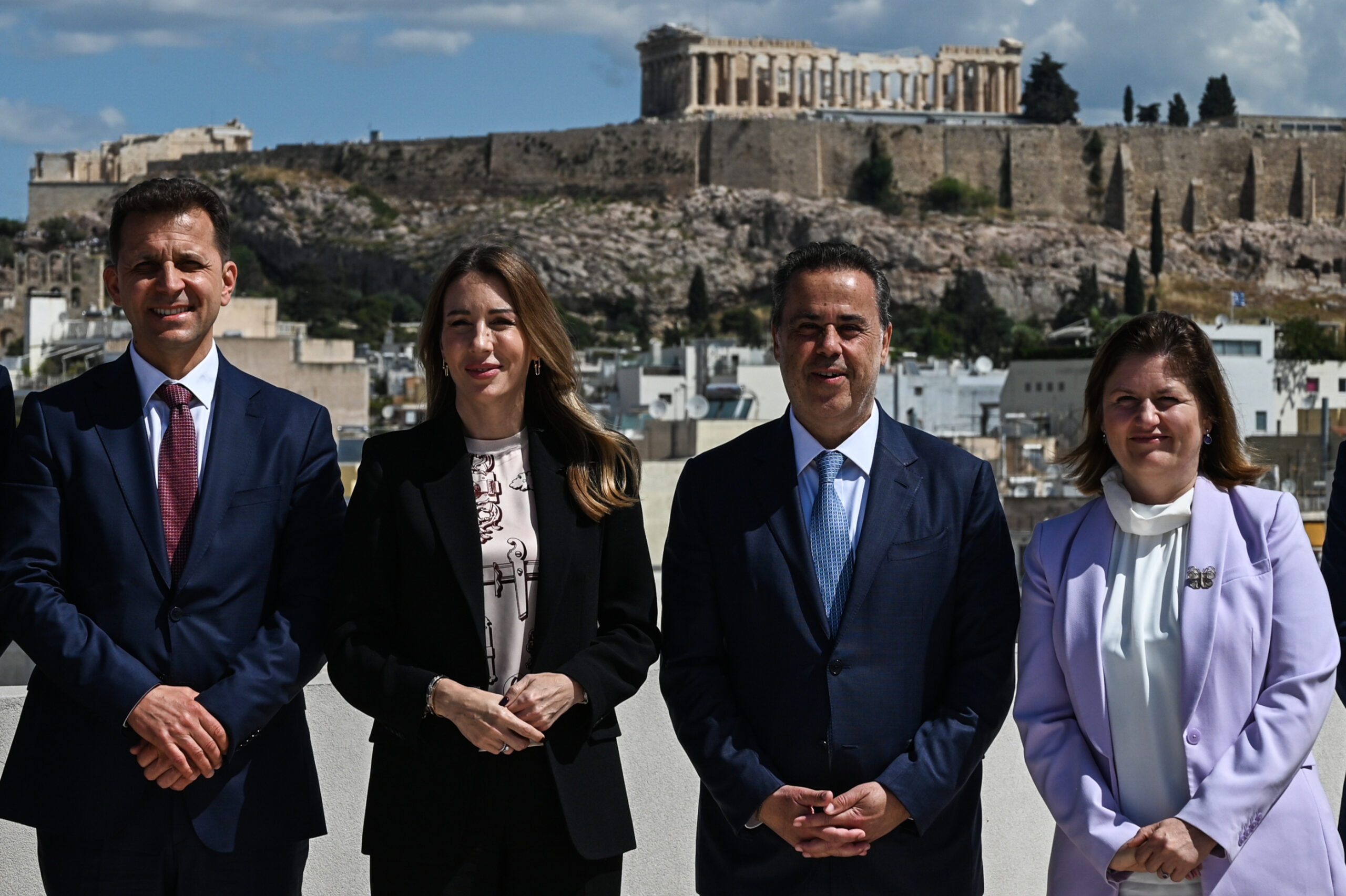 Τετραμερής Υπουργική Συνάντηση για την Ενέργεια και τη Διασυνδεσιμότητα στη Νοτιοανατολική Ευρώπη, στο υπουργείο Περιβάλλοντος και Ενέργειας, στην Αθήνα, Παρασκευή 15 Μαΐου 2026. Στην συνάντηση συμμετείχαν ο Υπουργός Περιβάλλοντος και Ενέργειας, Σταύρος Παπασταύρου, η Υπουργός Ενέργειας της Σερβίας, Dubravka Handanovic, η Υπουργός Ενέργειας και Ορυκτών της Βόρειας Μακεδονίας, Sanja Bozinovska, ο Υφυπουργός Περιβάλλοντος και Ενέργειας, Νίκος Τσάφος, ο Υφυπουργός Ενέργειας, Ορυκτών και Πετρελαίου της Σερβίας, Sasa Kokovic, ο Υφυπουργός Ηλεκτρικής Ενέργειας και Ορυκτών της Σερβίας Rados Popadic, καθώς και ο Υφυπουργός Ενέργειας της Βουλγαρίας, Kiril Temelkov. Στην συνάντηση, επίσης, παραβρέθηκαν η Διευθύνουσα Σύμβουλος της ΔΕΣΦΑ Maria Sferuzza, ο Πρόεδρος της ΔΕΣΦΑ, Πασχάλης Μπουχώρης, και ο Πρόεδρος και Διευθύνων Σύμβουλος του ΑΔΜΗΕ, Μανούσος Μανουσάκης, καθώς και επικεφαλής των αρμόδιων Διαχειριστών Συστημάτων Μεταφοράς Ηλεκτρικής Ενέργειας και Φυσικού Αερίου της Σερβίας, της Βόρειας Μακεδονίας και της Βουλγαρίας.