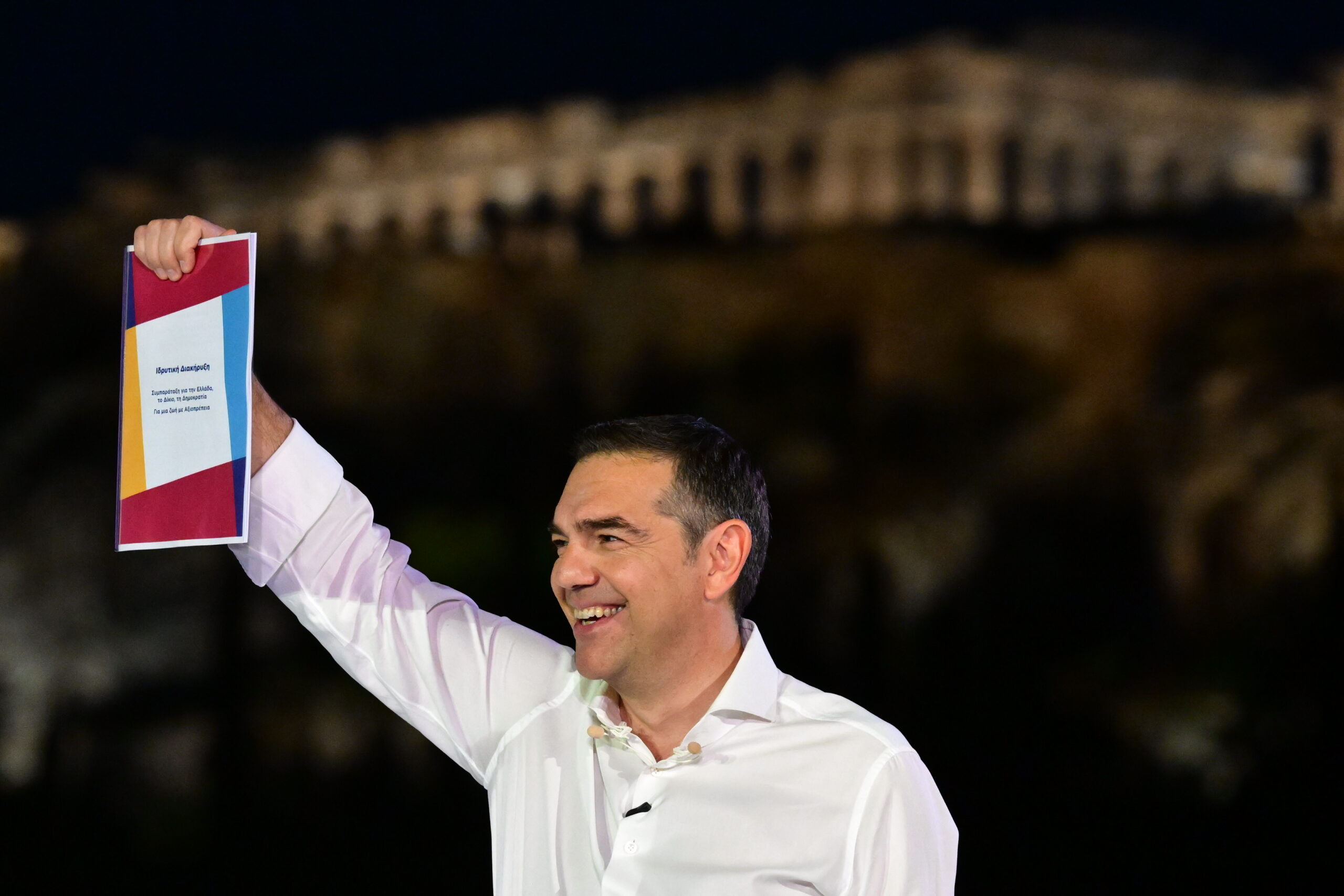 POLITICO: Ο Τσίπρας επιδιώκει να ενώσει την κατακερματισμένη αντιπολίτευση της Ελλάδας με ένα νέο κόμμα