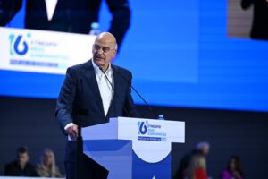 Δένδιας με αιχμές και μηνύματα στο συνέδριο της ΝΔ: «Δεν είμαστε κόμμα μηχανισμών και μισθοφόρων της εξουσίας» – Καμπανάκι για δημοσκοπήσεις, αυτοκριτική και καθεστωτικές λογικές 