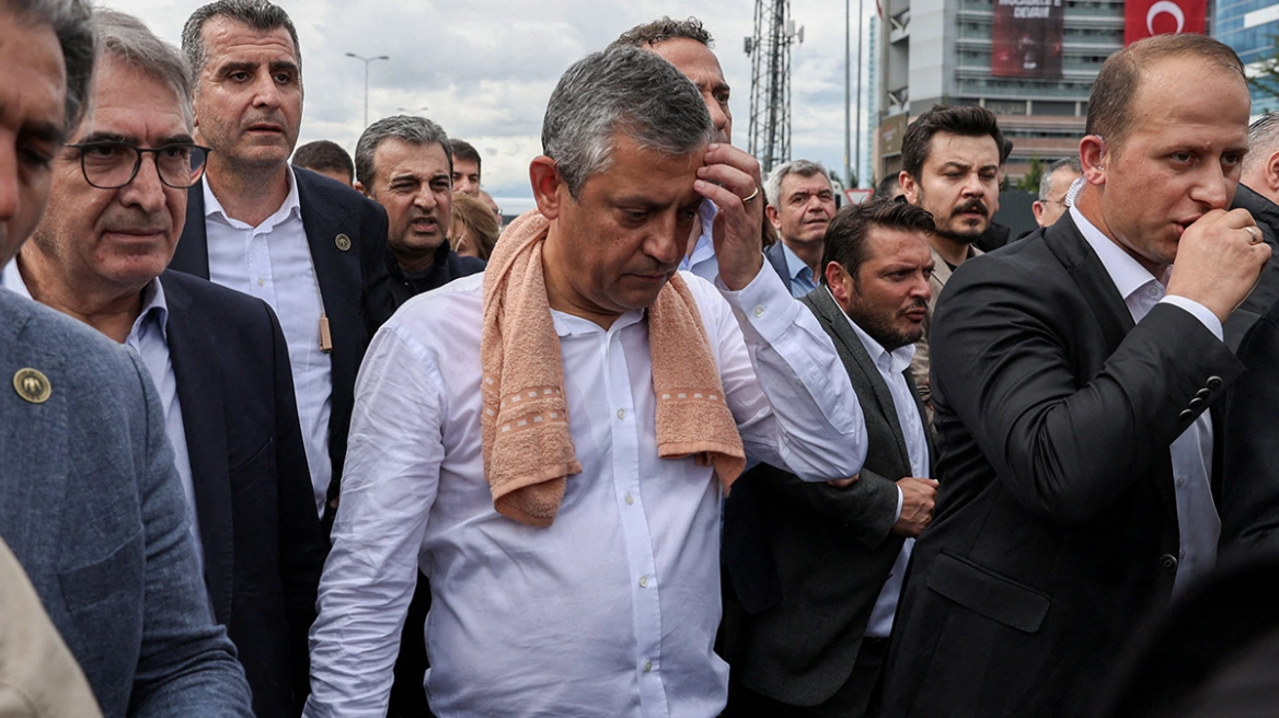 Τουρκία: Πορεία Οζέλ προς την Εθνοσυνέλευση μετά τα επεισόδια στα γραφεία του CHP
