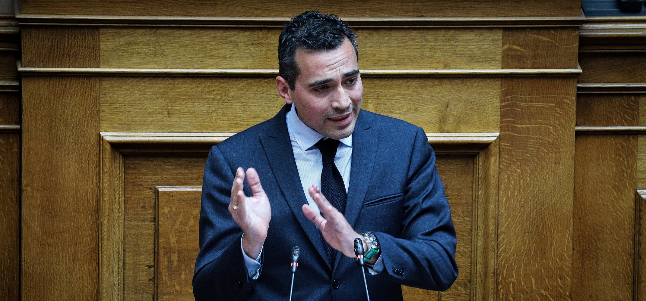 Νυφούδης και Τσίπρας: Από τον «μεγαλύτερο ψεύτη» και τους «καραγκιόζηδες» στον ρόλο του εκπροσώπου – Οι αναρτήσεις που επιστρέφουν και η πολιτική κυβίστηση