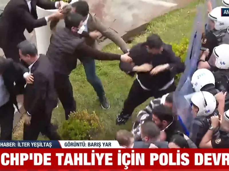 Τουρκία: Αστυνομική έφοδος στα γραφεία του CHP μετά την καθαίρεση Οζέλ (Βίντεο)
