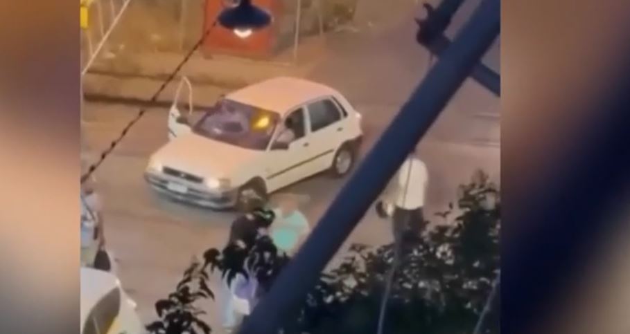 Σεπόλια: Οδηγοί μηχανών πλακώθηκαν στο ξύλο πάνω στις γραμμές του τρένου – Έριχναν «κρανιές» ο ένας στον άλλο (Βίντεο)