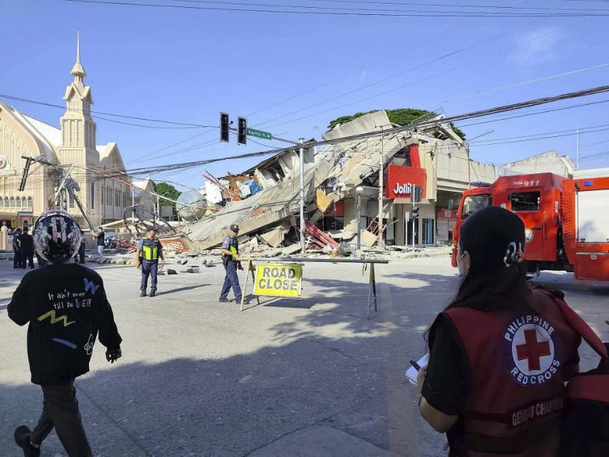 Φιλιππίνες: Τουλάχιστον 15 νεκροί και εκατοντάδες τραυματίες από τον σεισμό 7,8 Ρίχτερ – Δείτε βίντεο και φωτογραφίες