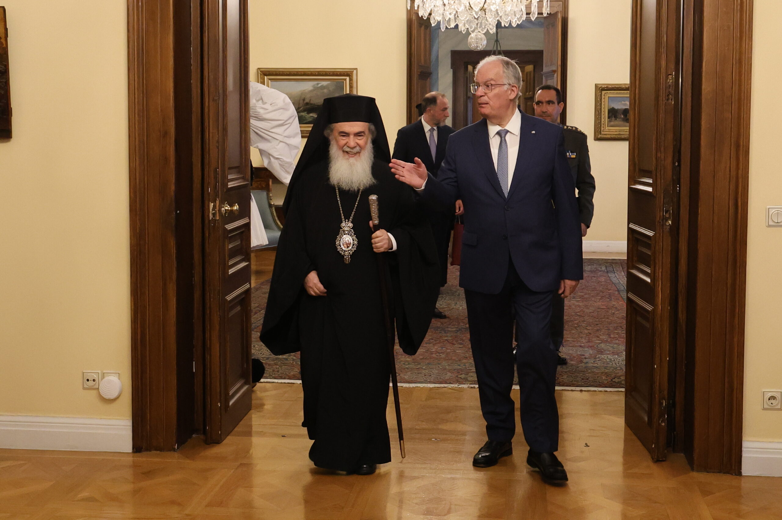 Η Πολιτεία τιμάει το Πατριαρχείο Ιεροσολύμων – Ο Κωνσταντίνος Τασούλας υποδέχτηκε τον Πατριάρχη Θεόφιλο Γ’