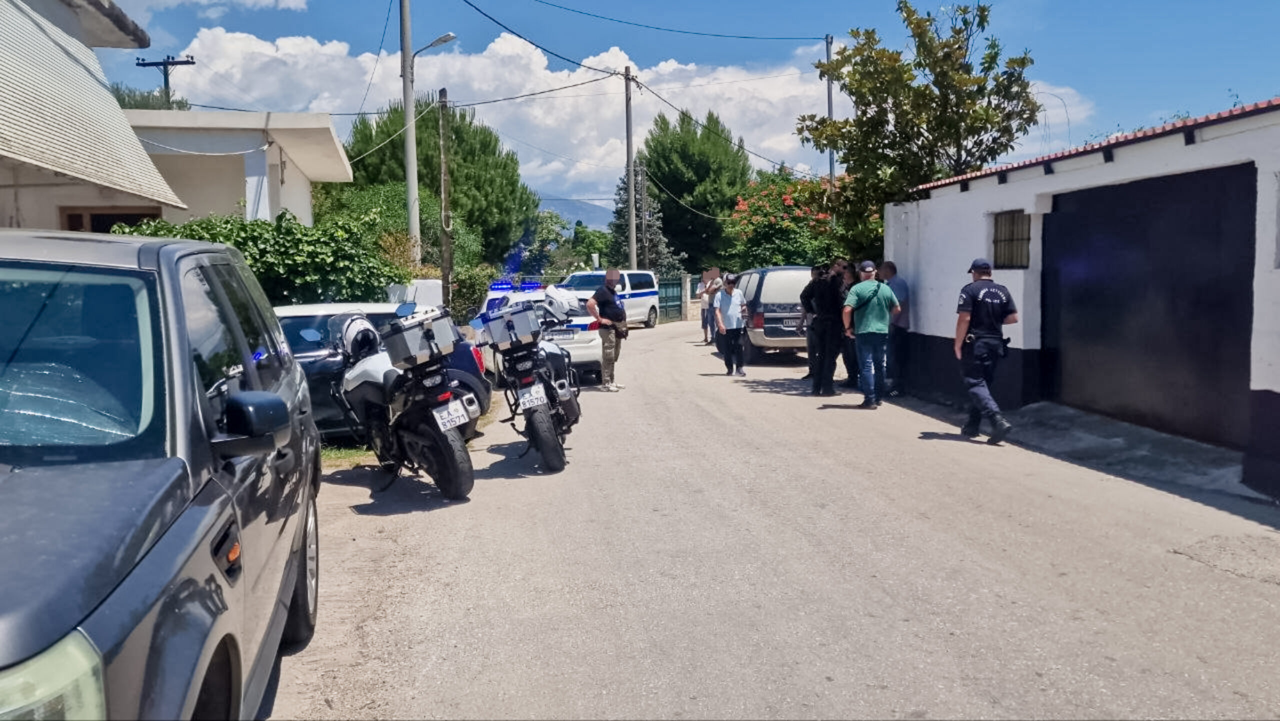 Θρίλερ στο Αίγιο: Τραύμα από αεροβόλο flobert φέρει ο 26χρονος, από μαχαίρι η μητέρα – Ανακρίνεται ο σύντροφος της 54χρονης