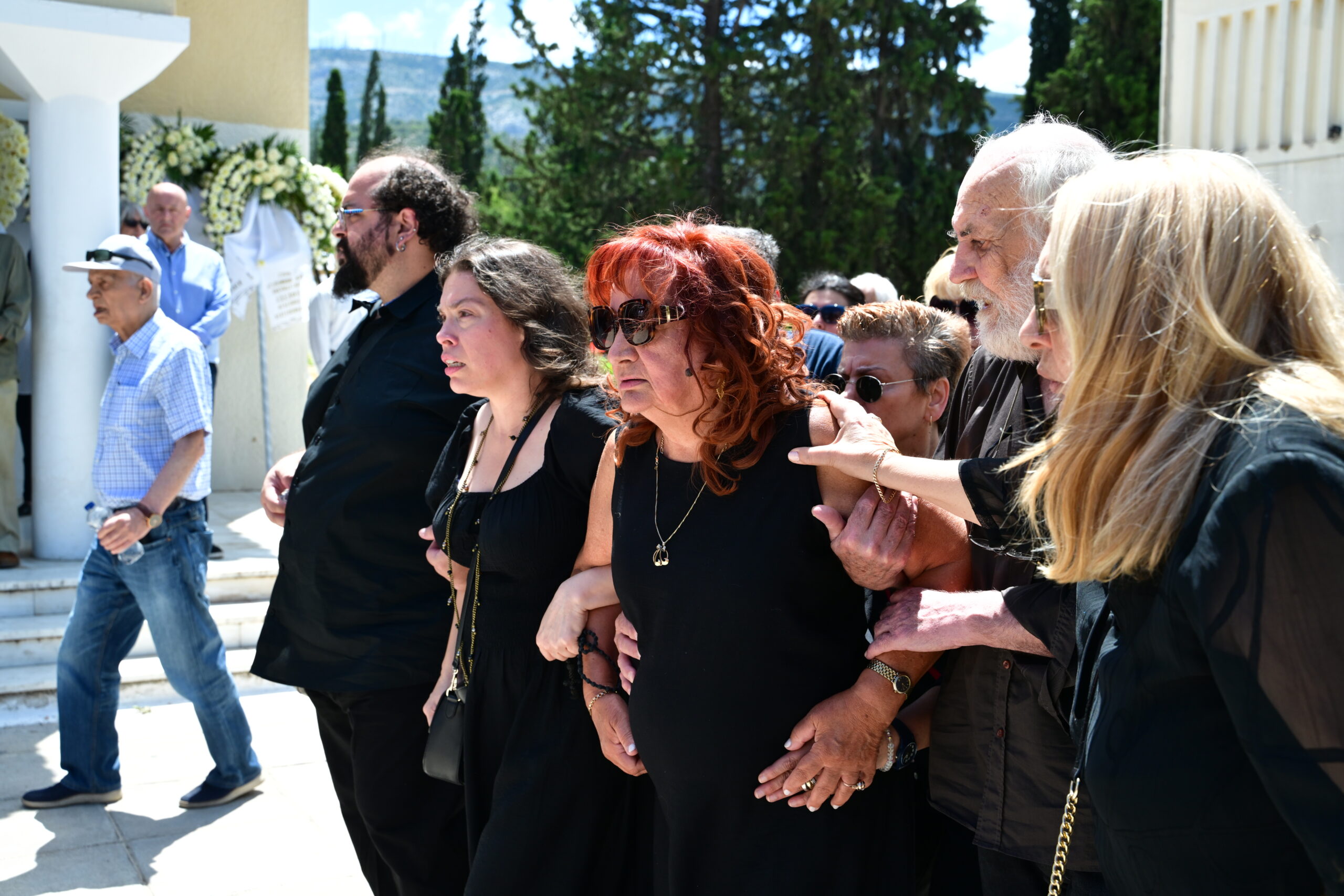 Το τελευταίο αντίο στον Σωτήρη Τσόγκα – Συντετριμμένη η Μαίρη Ραζή στο Κοιμητήριο Ζωγράφου (φωτό)