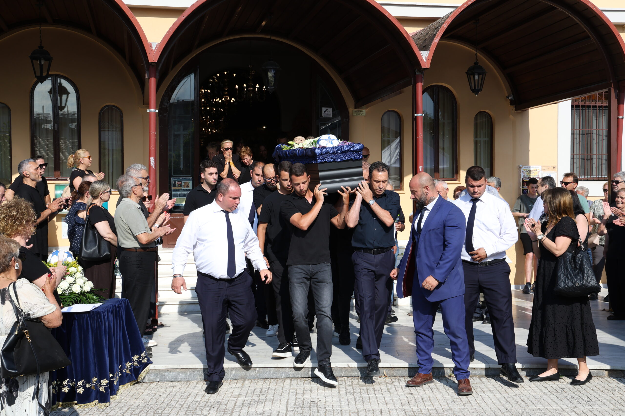 Τάκης Γκώνιας: Το τελευταίο «αντίο» στη Λιβαδειά – Συγκίνηση στην κηδεία του παλαίμαχου άσου