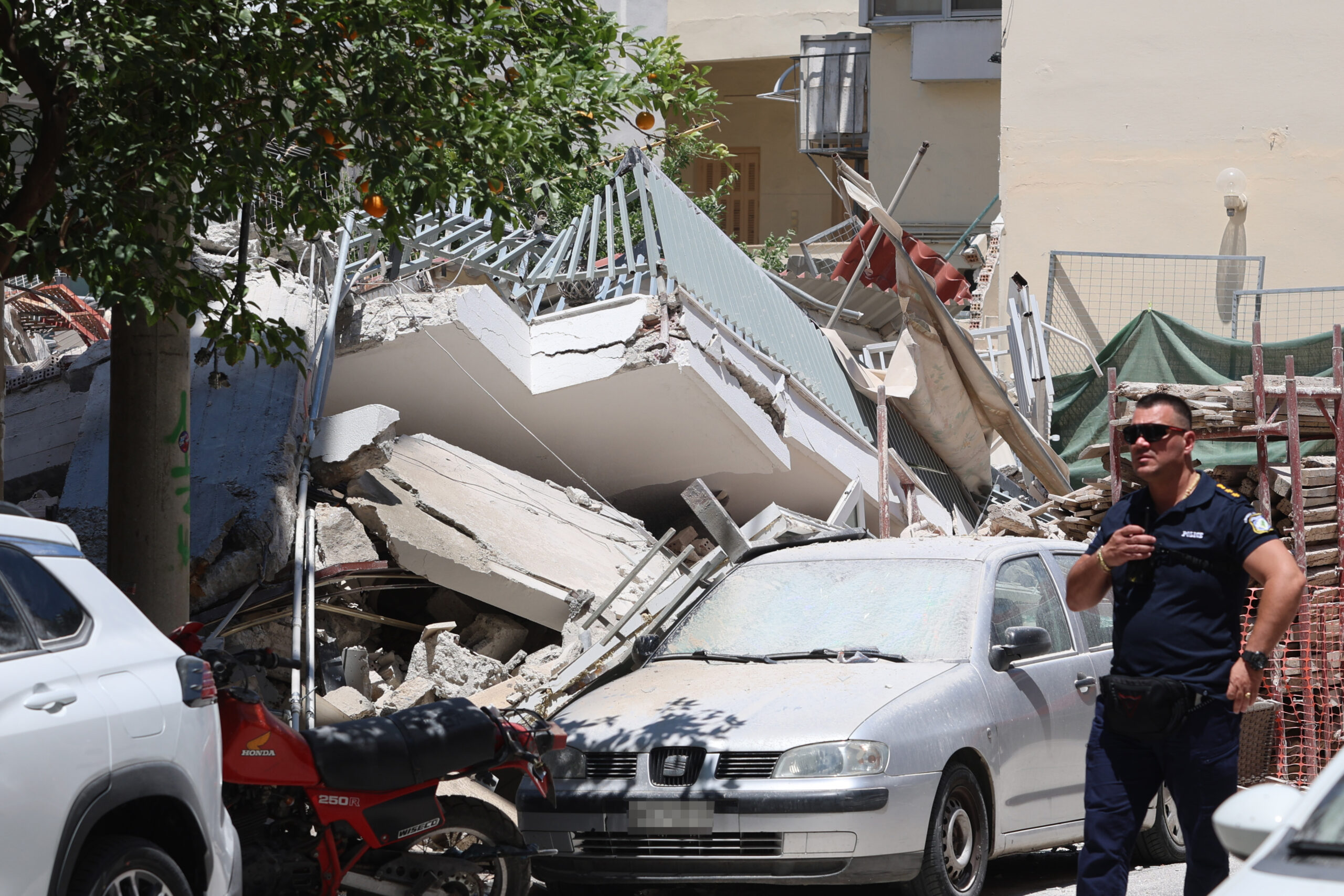 Πετράλωνα: 5 προσαγωγές από την αστυνομία για την κατάρρευση του κτηρίου – Αναζητούνται οι ιδιοκτήτες – Δείτε φωτό και βίντεο