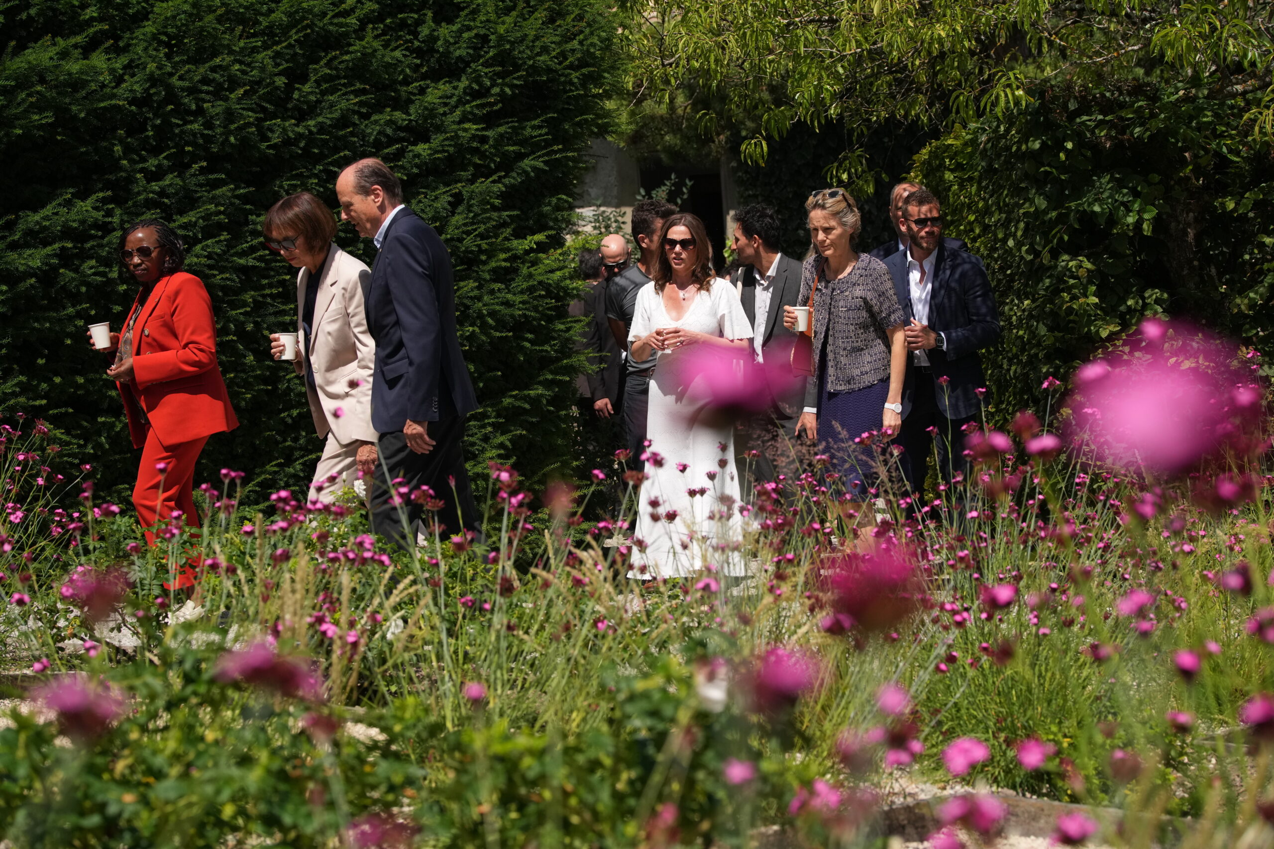 G7: Ο Εμανουέλ Μακρόν σε ρόλο dj και οι ποδοσφαιρικές φανέλες