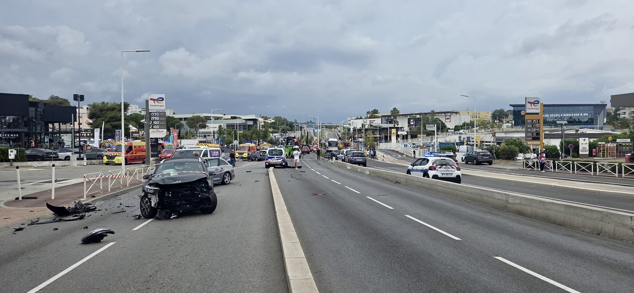 Καραμπόλα στη Γαλλία: Νταλίκα έπεσε σε 23 αυτοκίνητα – 37 τραυματίες και επιχείρηση απεγκλωβισμού (Βίντεο)