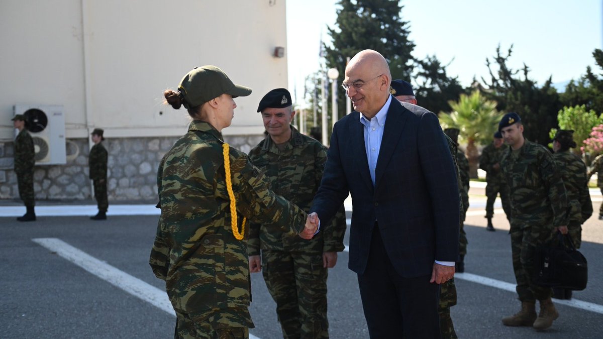 Στο Κέντρο Εκπαίδευσης Λαμίας ο Νίκος Δένδιας – Συναντήθηκε με τις πρώτες εθελόντριες του Στρατού Ξηράς