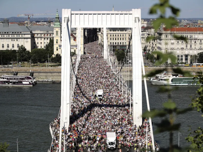Budapest Pride: Δεκάδες χιλιάδες στους δρόμους μετά την πτώση Όρμπαν – Πορεία στους 38°C