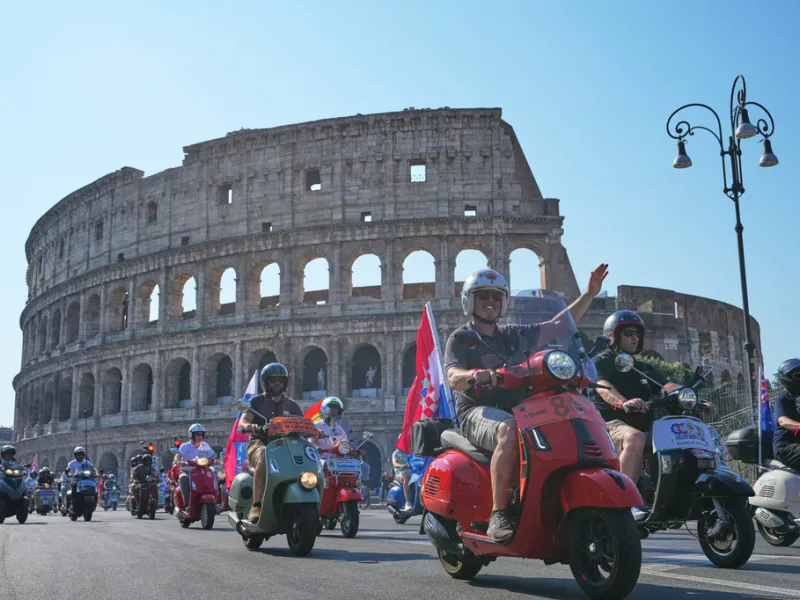 Η Ρώμη γέμισε Vespa: 10.000 σκούτερ γιόρτασαν τα 80 χρόνια του ιταλικού θρύλου