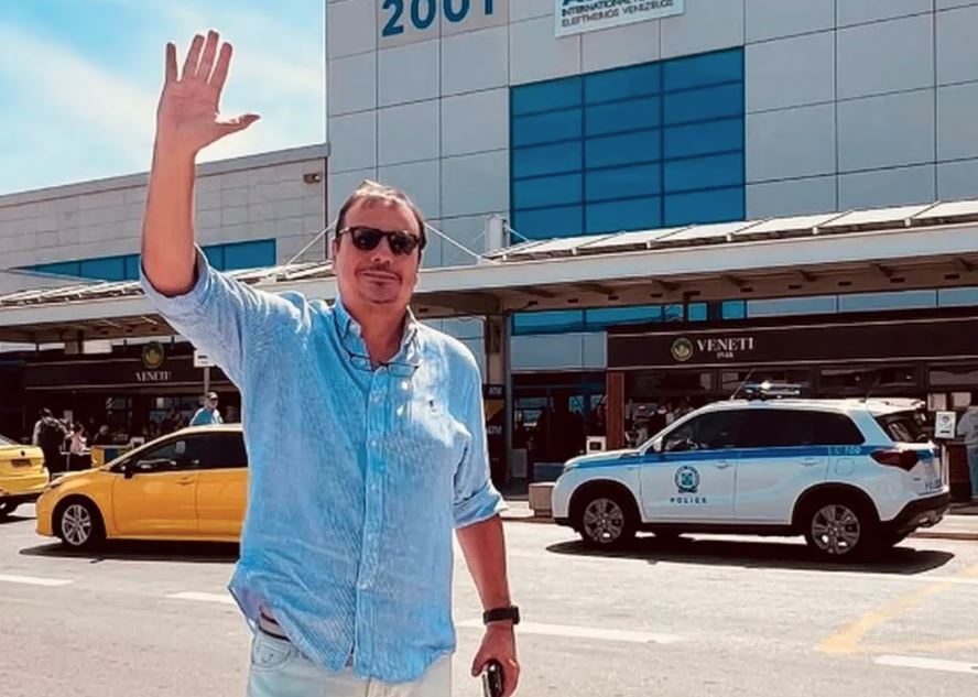 Ο αποχαιρετισμός του Άταμαν από το αεροδρόμιο: «Ευχαριστώ τον αδερφικό λαό της Ελλάδας – Συνέβαλα στη φιλία με την Τουρκία»