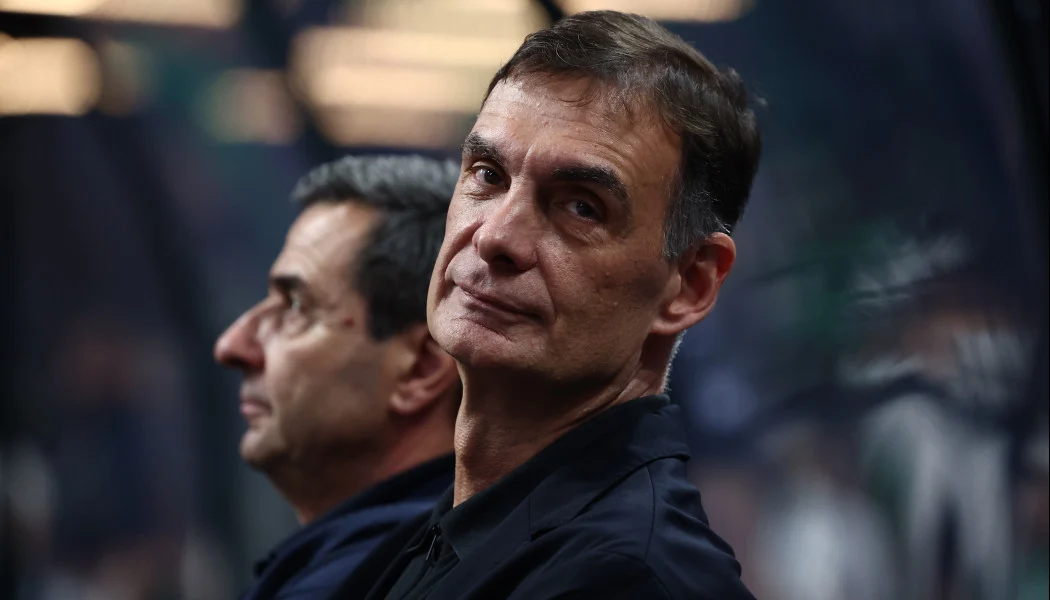 Παναθηναϊκός κατά Μπαρτζώκα: «Που είναι η Δικαιοσύνη;» – Βίντεο δείχνει τον προπονητή του Ολυμπιακού να βρίζει χυδαία οπαδούς και τον Σάββα Αρώνη μετά το Game 2