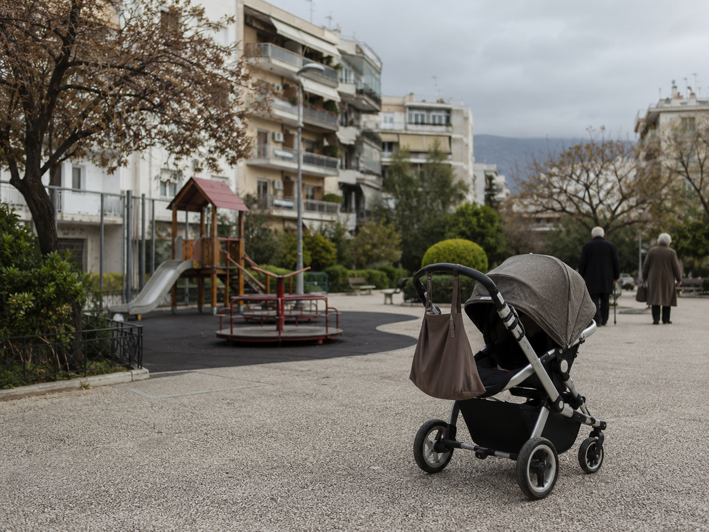 Δημογραφική βόμβα στην Ελλάδα: Η χώρα γερνά και συρρικνώνεται – Μείωση γεννήσεων κατά 4,2%