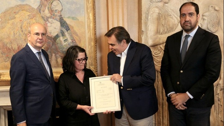 Το πτυχίο του Βαγγέλη Γιακουμάκη παρέδωσε στη μητέρα του ο Μαργαρίτης Σχοινάς