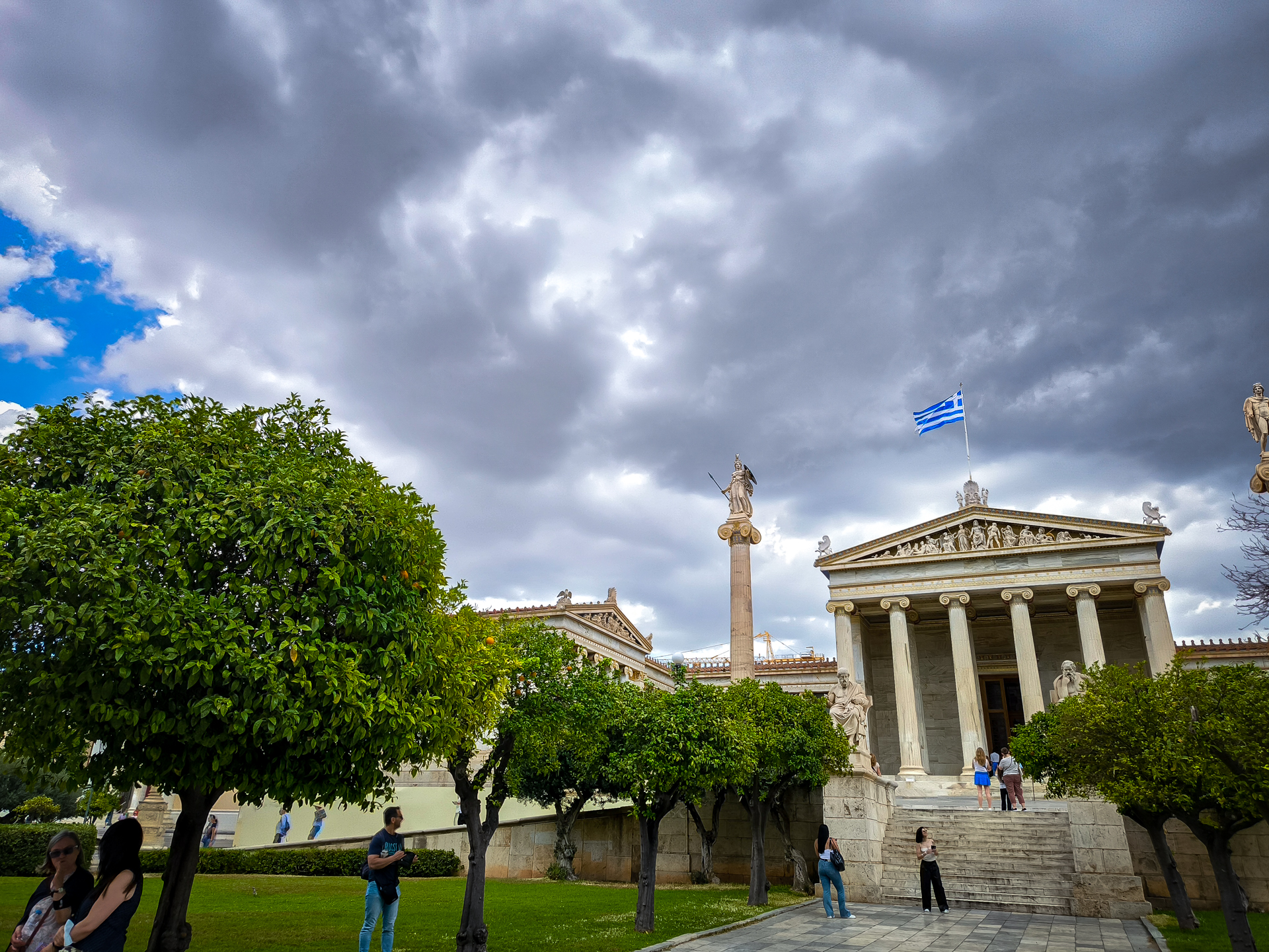 «Ενα βήμα μπρος, δυο βήματα πίσω» ο καιρός: Ζέστη το πρωί, καταιγίδες το απόγευμα – Η πρόγνωση Μαρουσάκη (Βίντεο)