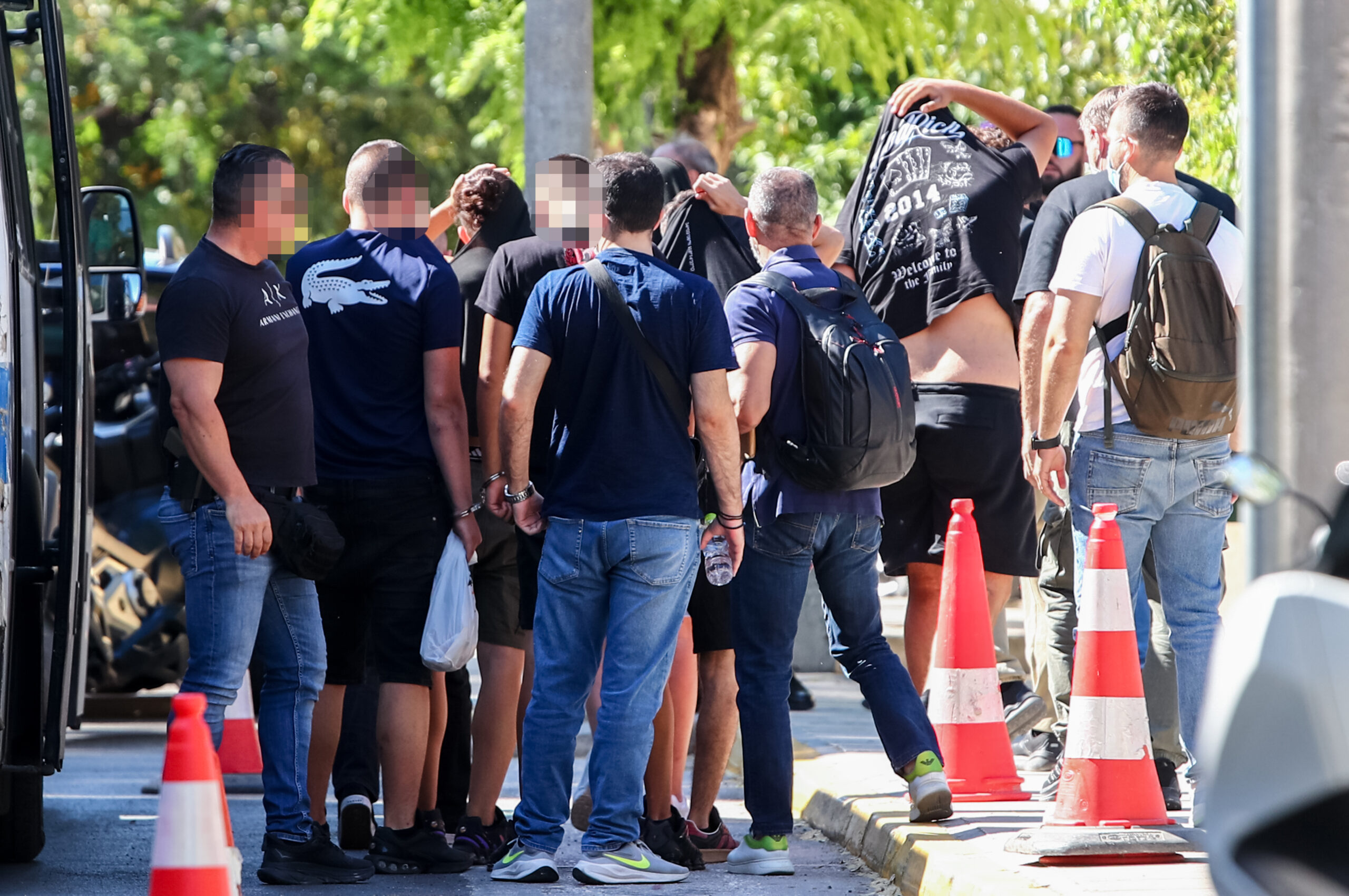 Καλλιθέα: Στη φυλακή οδηγούνται τρεις κατηγορούμενοι για τη δολοφονία του 15χρονου (Βίντεο)