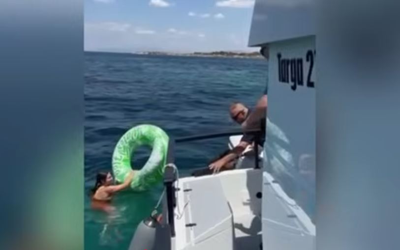 Θρίλερ στο Καβούρι: Λουόμενη παρασύρθηκε από ρεύματα στα ανοιχτά – Κινδύνεψε και η ναυαγοσώστρια  – Τις έσωσε το Λιμενικό (Βίντεο)