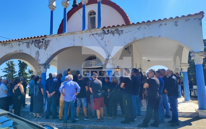 Χανιά: Θρήνος στο τελευταίο «αντίο» στην Σταυρούλα Λεβεντάκη που δολοφονήθηκε από τον 43χρονο Σκοπιανό (Φωτό)