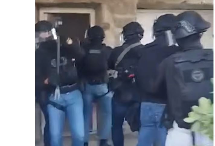 Μύκονος: Έφοδος του ελληνικού FBI σε σπίτια «γιάφκες» ναρκωτικών – «Πέστε κάτω τώρα» – Εντόπισαν 4,5 κιλά κοκαΐνης και κάνναβης (Φωτό & Βίντεο)