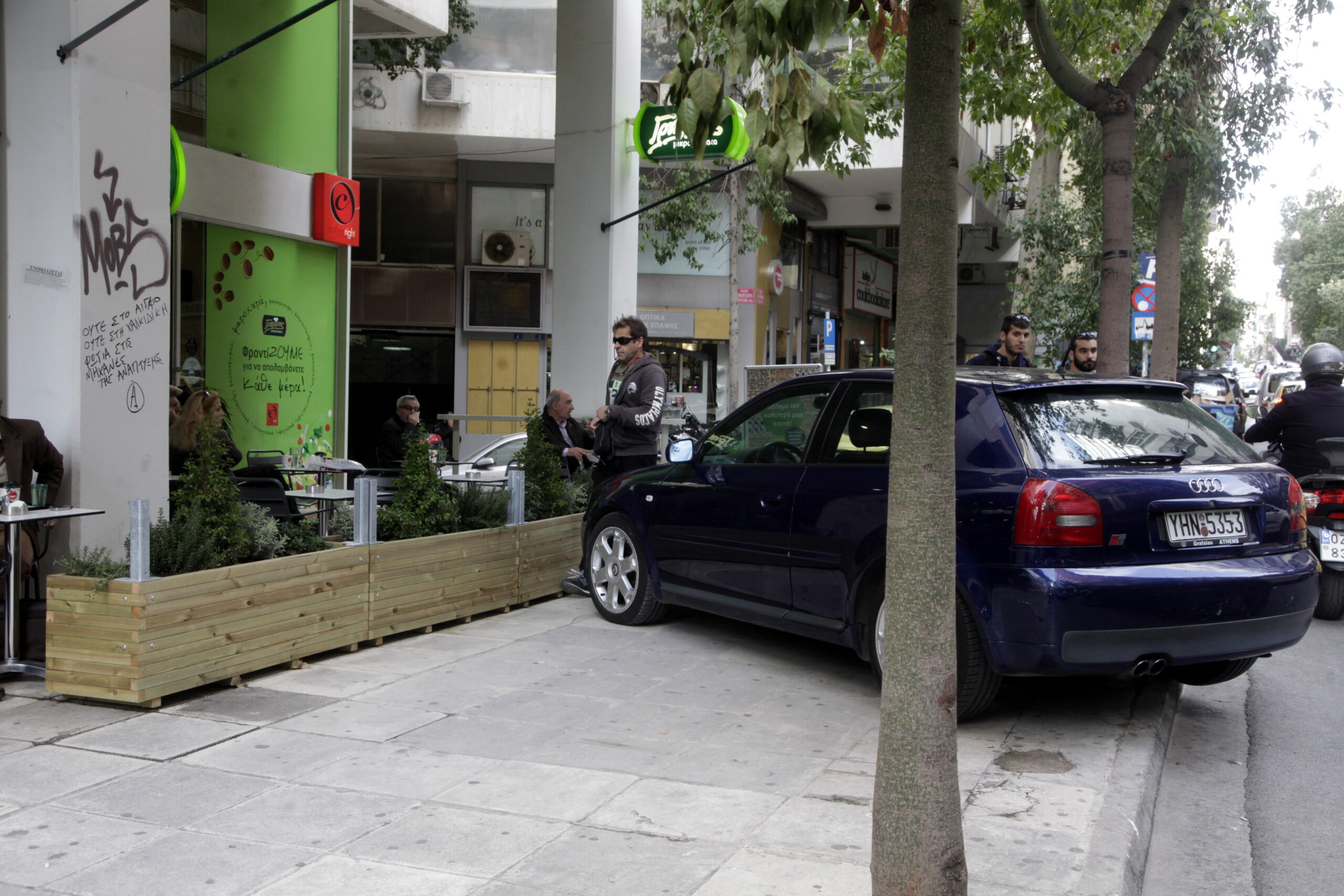 Πειραιάς: Συνελήφθησαν παρκαδόρος και υπεύθυνος καταστήματος για παράνομη κατάληψη δημόσιου χώρου