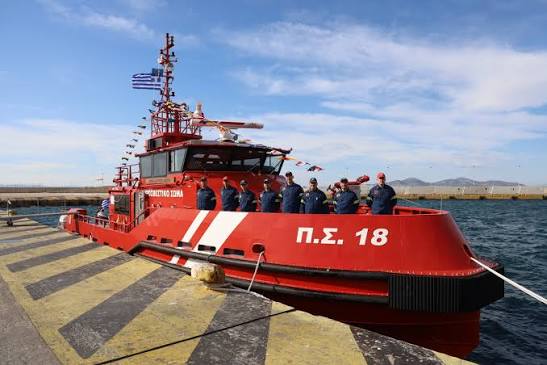 Συναγερμός στη Σαλαμίνα: Πυρκαγιά σε πλοιάριο εντός ναυπηγείου – 25 πυροσβέστες στη μάχη
