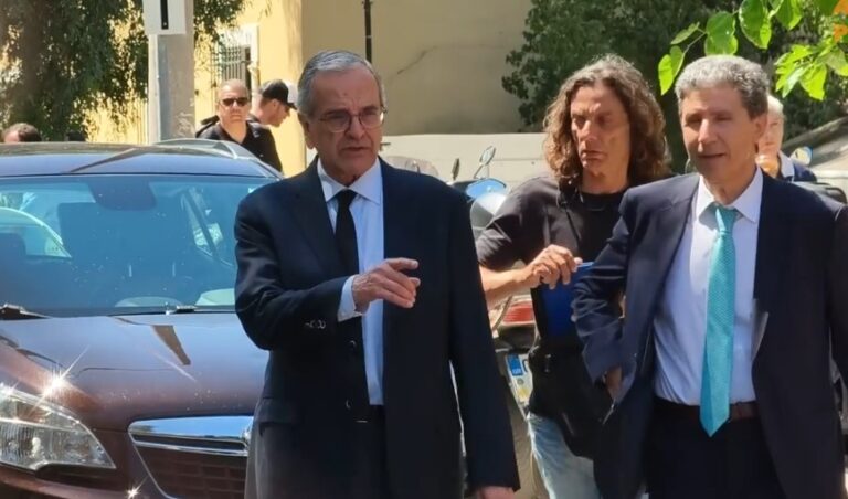 Ο Αντώνης Σαμαράς στην Ευελπίδων – Κατέθεσε στη δίκη για το θάνατο Βαλυράκη – «Είναι βίαιη και αδιανόητη δολοφονία» (Βίντεο)