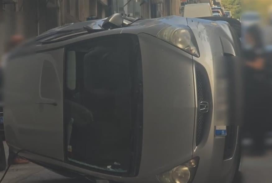 Πατήσια: Τροχαίο στην Πλατεία Κολιάτσου – Αυτοκίνητο προσέκρουσε και ανετράπη (Βίντεο)