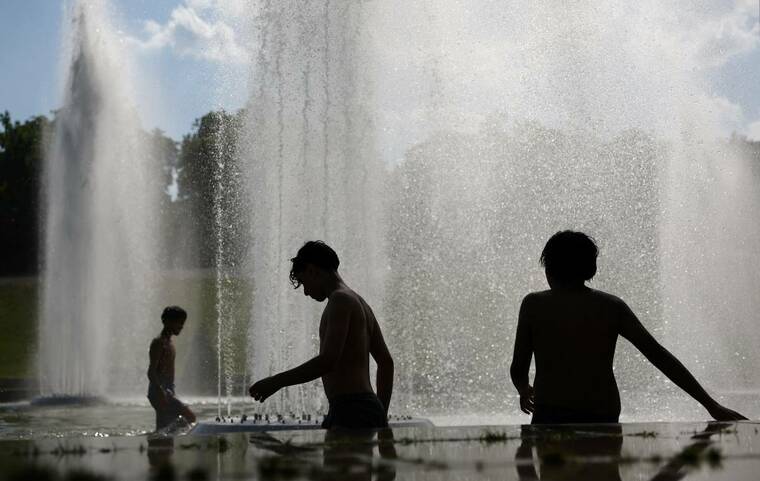 Καύσωνας χωρίς προηγούμενο στην Ευρώπη: Δεκάδες πνιγμοί και ιστορικά ρεκόρ θερμοκρασίας – Σε «κόκκινο συναγερμό» Γερμανία και Γαλλία