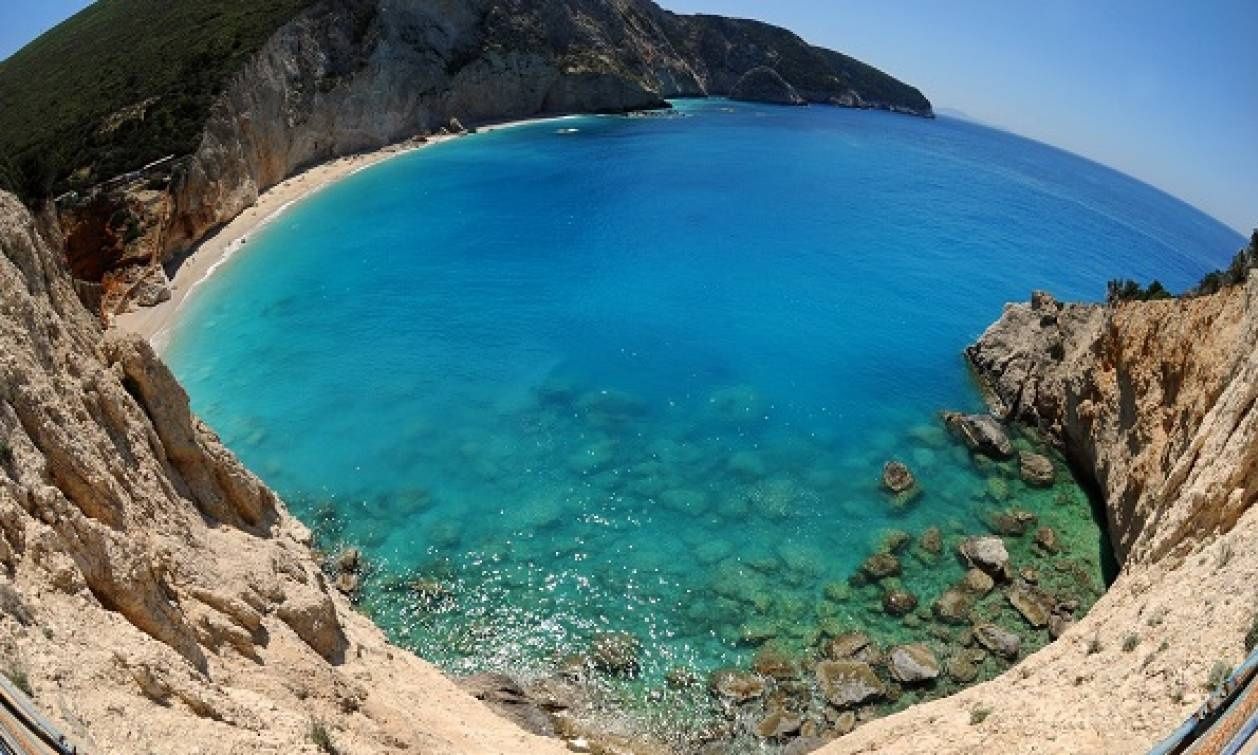 Λευκάδα: Τουρίστας τραυματίστηκε σοβαρά μετά από πτώση σε γκρεμό για selfie