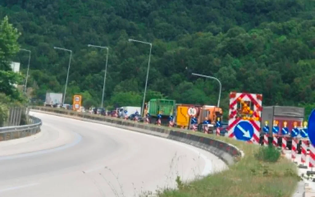 Πυρκαγιά στην Εγνατία Οδό: Κλειστό το ρεύμα προς Ιωάννινα – Κυκλοφοριακές ρυθμίσεις μέσω Τύριας