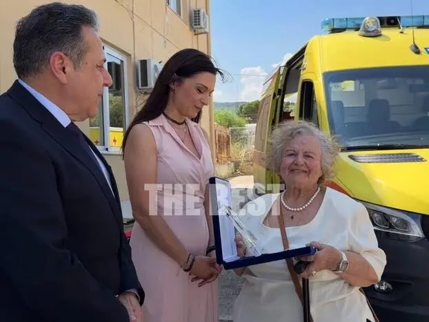 Πάτρα: 87χρονη που έχασε τα δυο παιδιά της σε τροχαίο δώρισε ασθενοφόρο στο ΕΚΑΒ (Βίντεο)