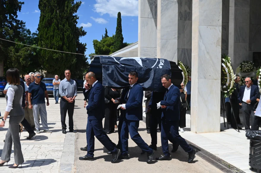 Ανδρέας Μαζαράκης: Σύσσωμος ο πολιτικός και δημοσιογραφικός κόσμος στο τελευταίο «αντίο» (Βίντεο)
