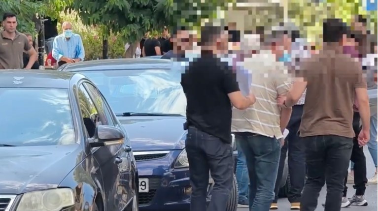Κύκλωμα στις Πολεοδομίες: Στη φυλακή και οι έξι κατηγορούμενοι μετά τις απολογίες – Νέες αποκαλύψεις για «μίζες» σε κουτί γλυκών – «Καμία ανάμειξη» λέει πρώην γ.γ. υπουργείου (Βίντεο)