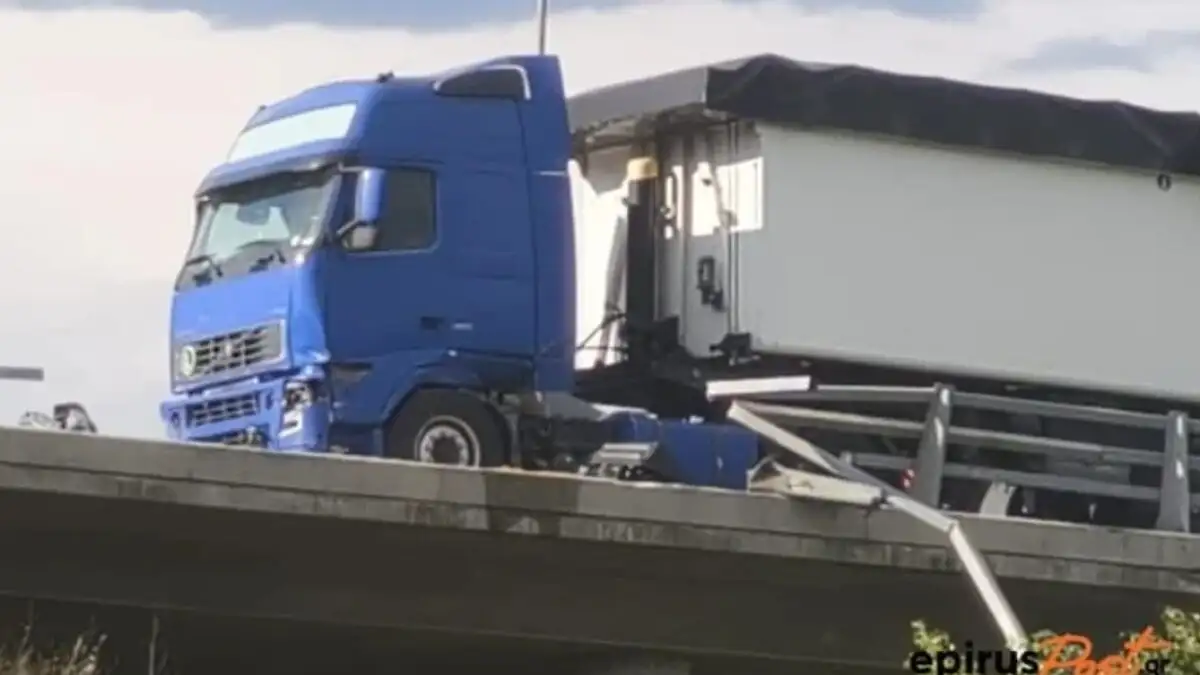 Ανατροπή νταλίκας στην Εγνατία Οδό στα διόδια Δροσοχωρίου (Βίντεο)