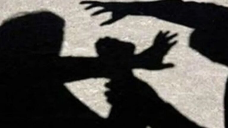 Αμπελόκηποι: Στο φως βίντεο με κακοποίηση ανήλικου – Μητέρα χτυπά το παιδί της στη μέση του δρόμου