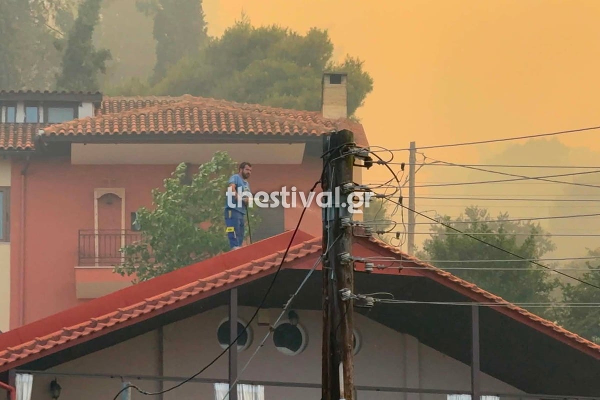 Πύρινος εφιάλτης στο Δερβένι : Εκκενώνεται η Λητή – Ένας νεκρός, μία εγκαυματίας και οι φλόγες δίπλα στα σπίτια (Βίντεο)