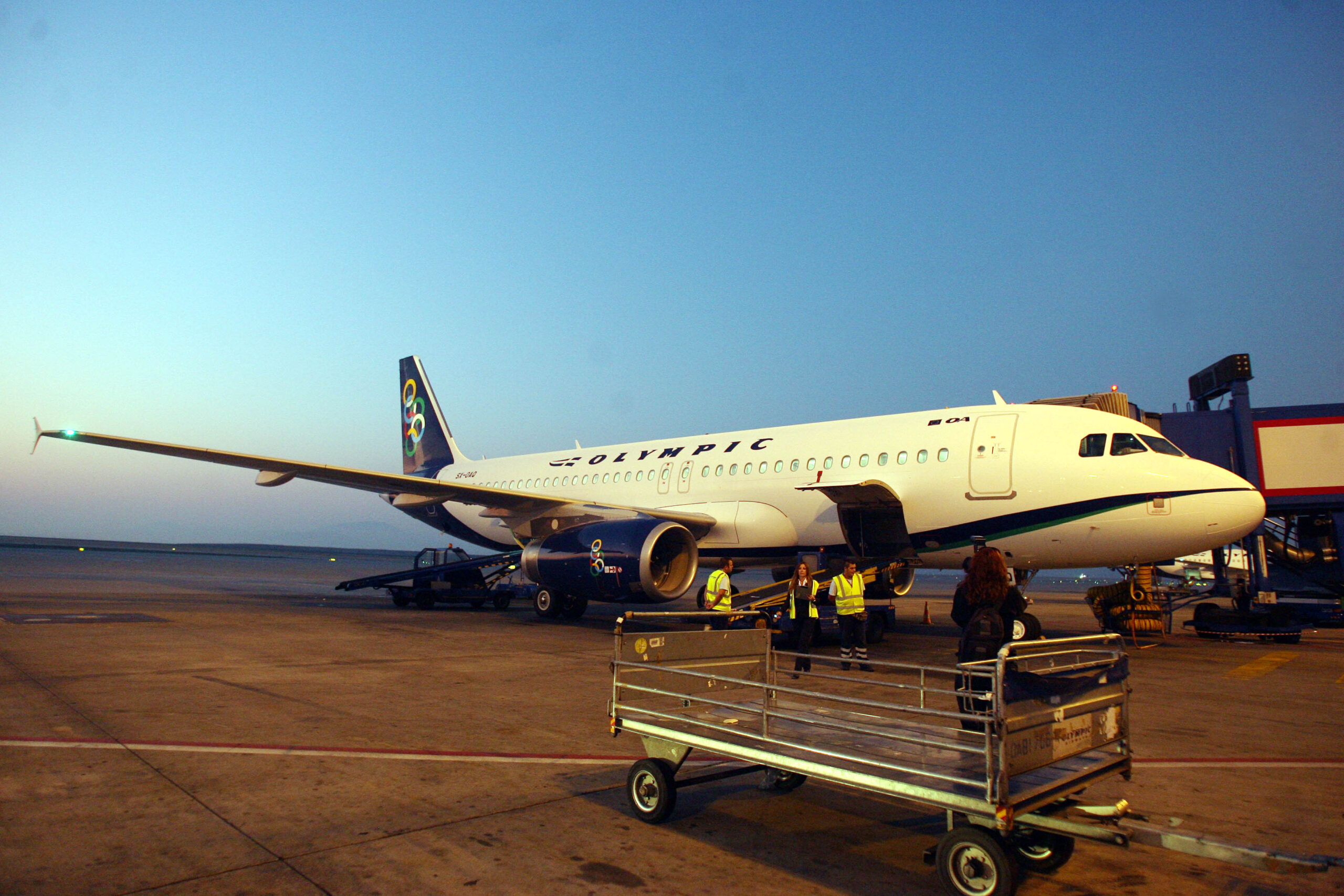 Olympic Air: Αποσκευή προκάλεσε την ένδειξη καπνού στην πτήση για Πάρο – Τι ανακοίνωσε η AEGEAN