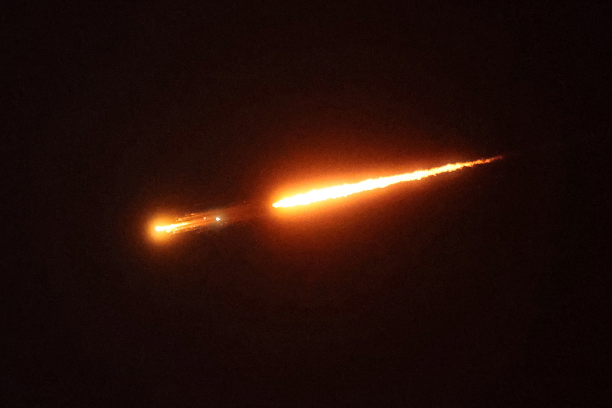 epa12866301 Projectile trails cross the sky above Jerusalem, 02 April 2026, as sirens alerting of incoming ballistic missiles sound across Israel. The Israeli military reported that it had detected missiles launched from Iran toward Israel as regional tensions escalate.